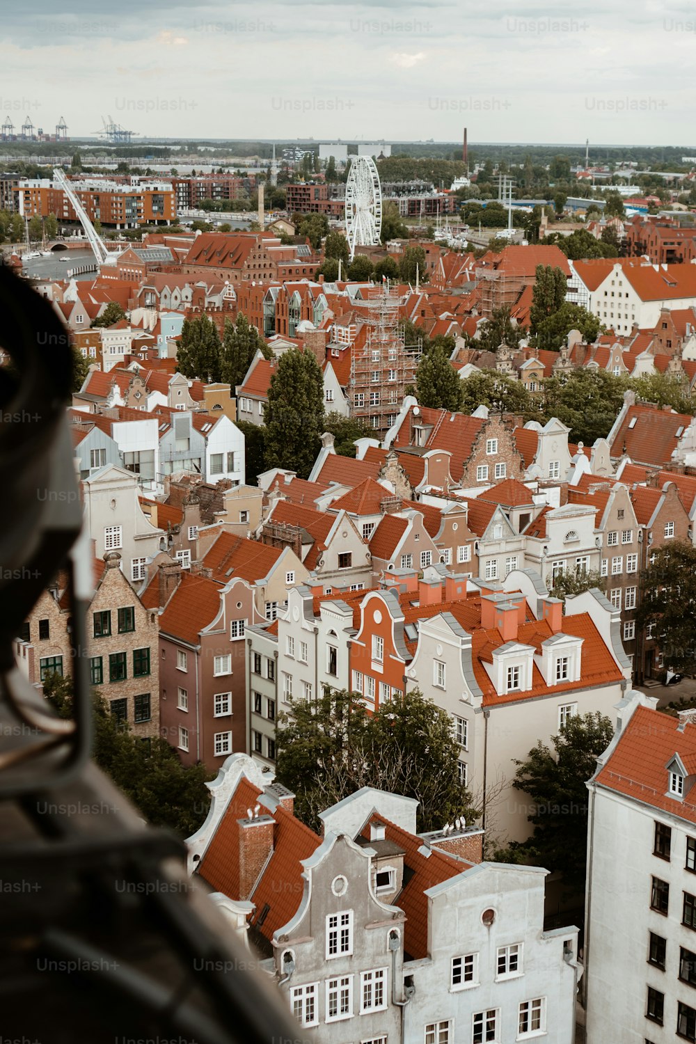Blick auf eine Stadt von einem hohen Gebäude aus