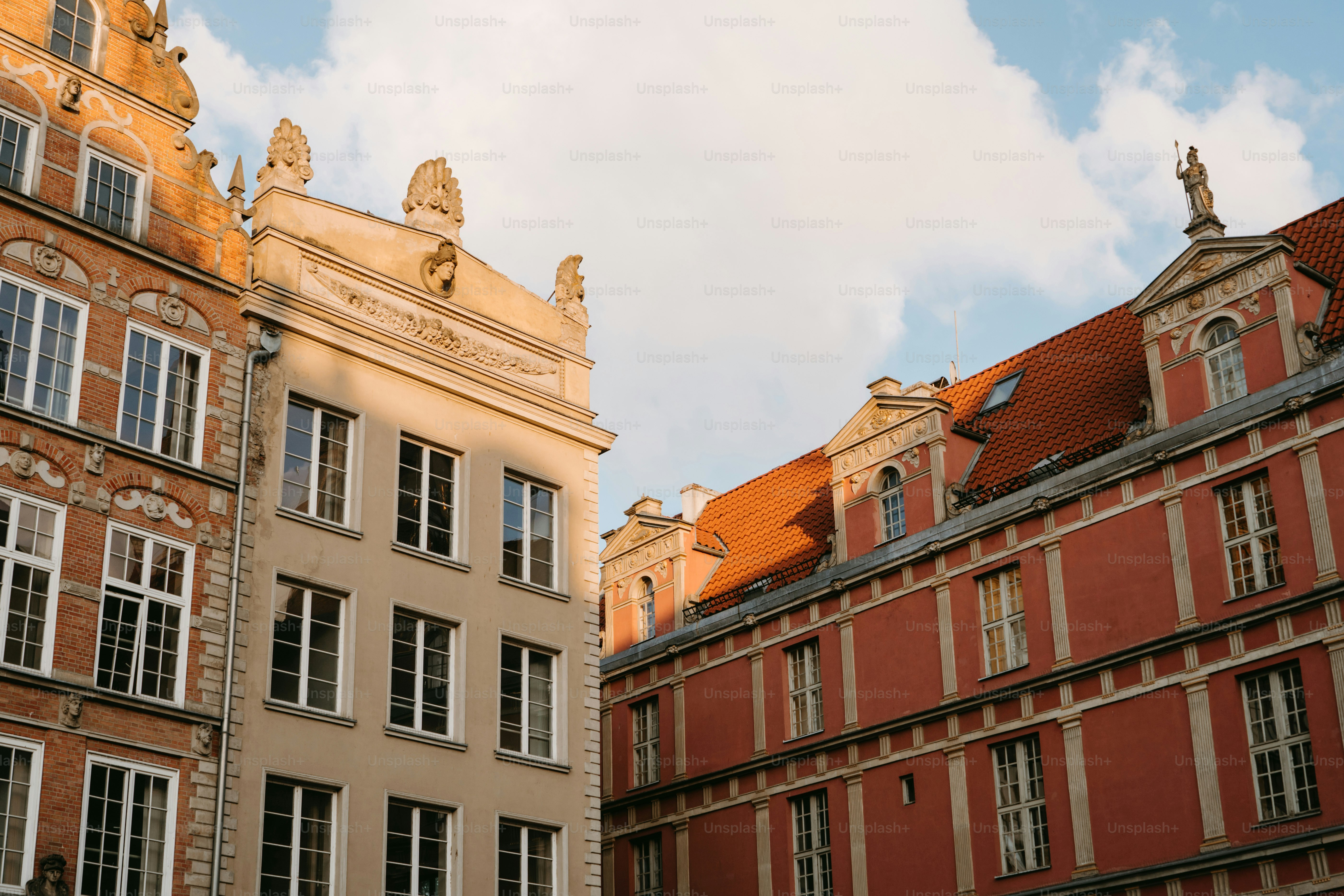eine Gruppe von Gebäuden, die nebeneinander liegen