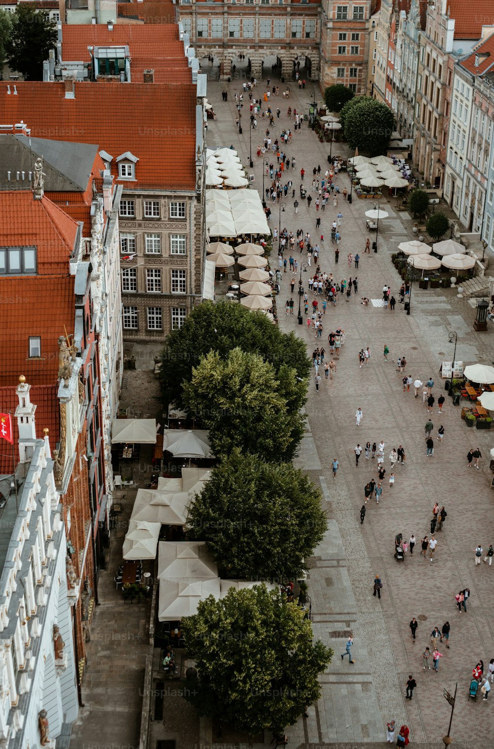 Una calle de la ciudad llena de mucha gente