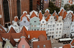 Una vista aerea di un gruppo di edifici in una città