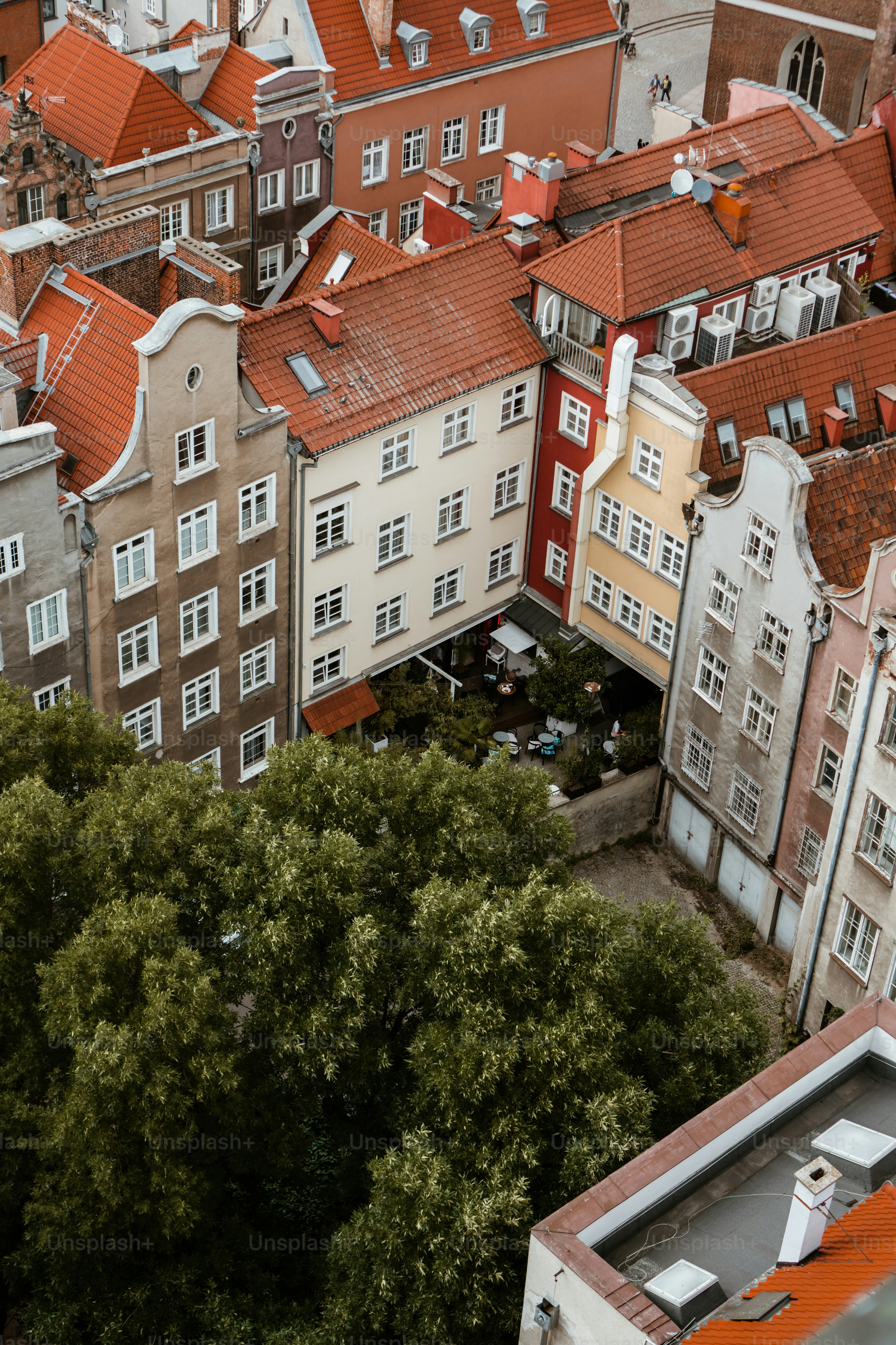 Eine Luftaufnahme einer Stadt mit vielen hohen Gebäuden