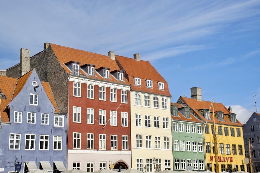 Una fila di edifici colorati in una giornata di sole