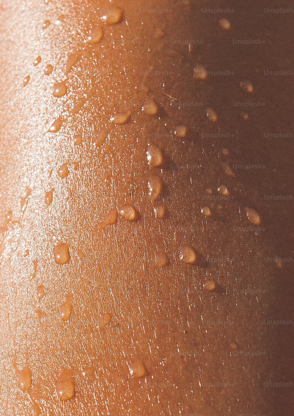 um close up do bumbum de uma pessoa com gotas de água sobre ele