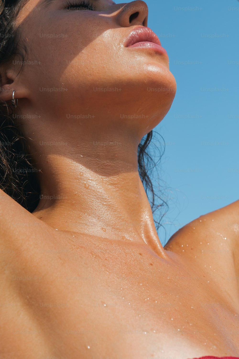 Une femme en bikini rouge prend un bain de soleil