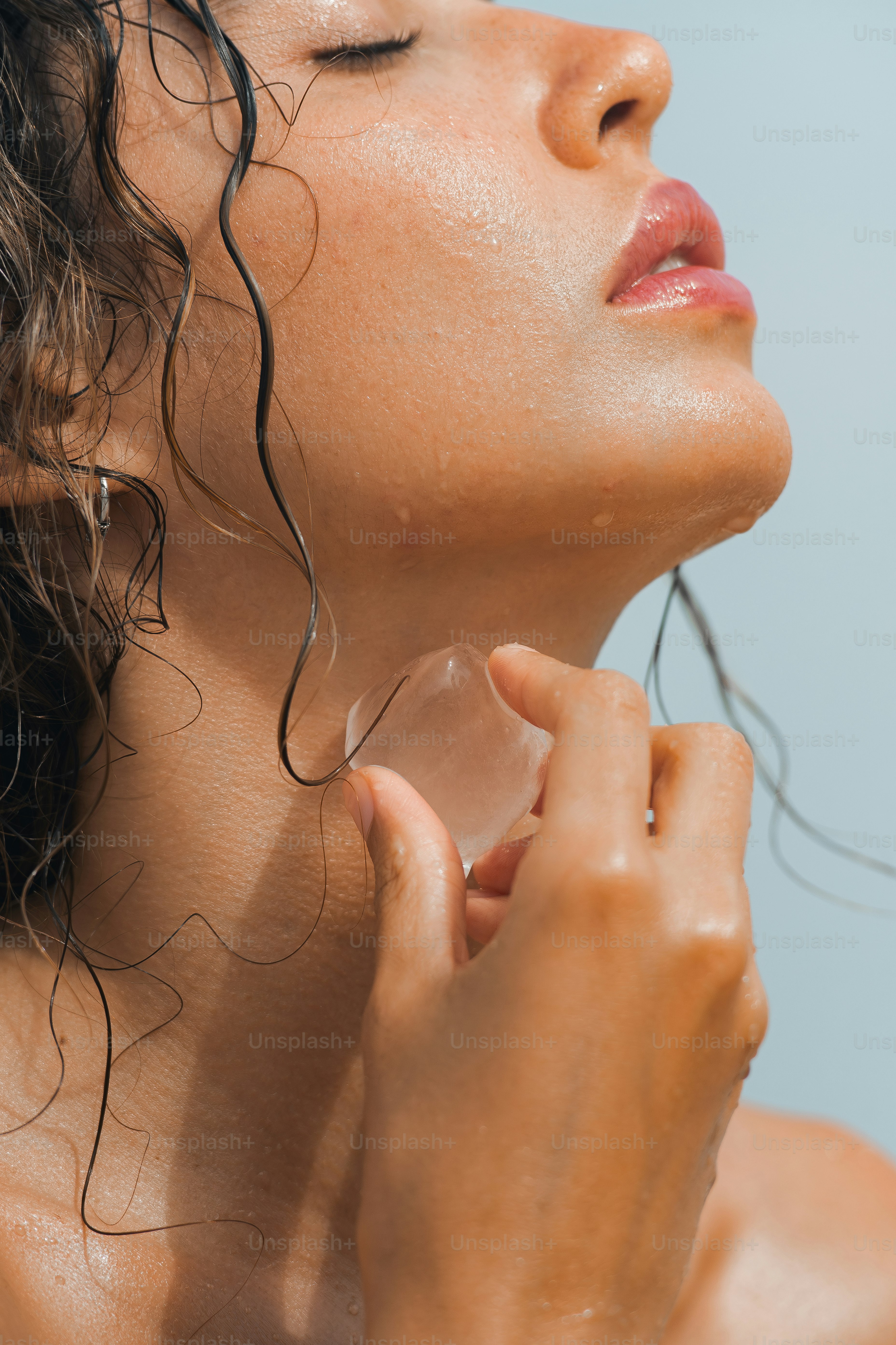 Un primo piano di una donna che si lava i denti