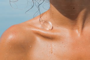 un primer plano del pecho de una persona con una gota de agua sobre él