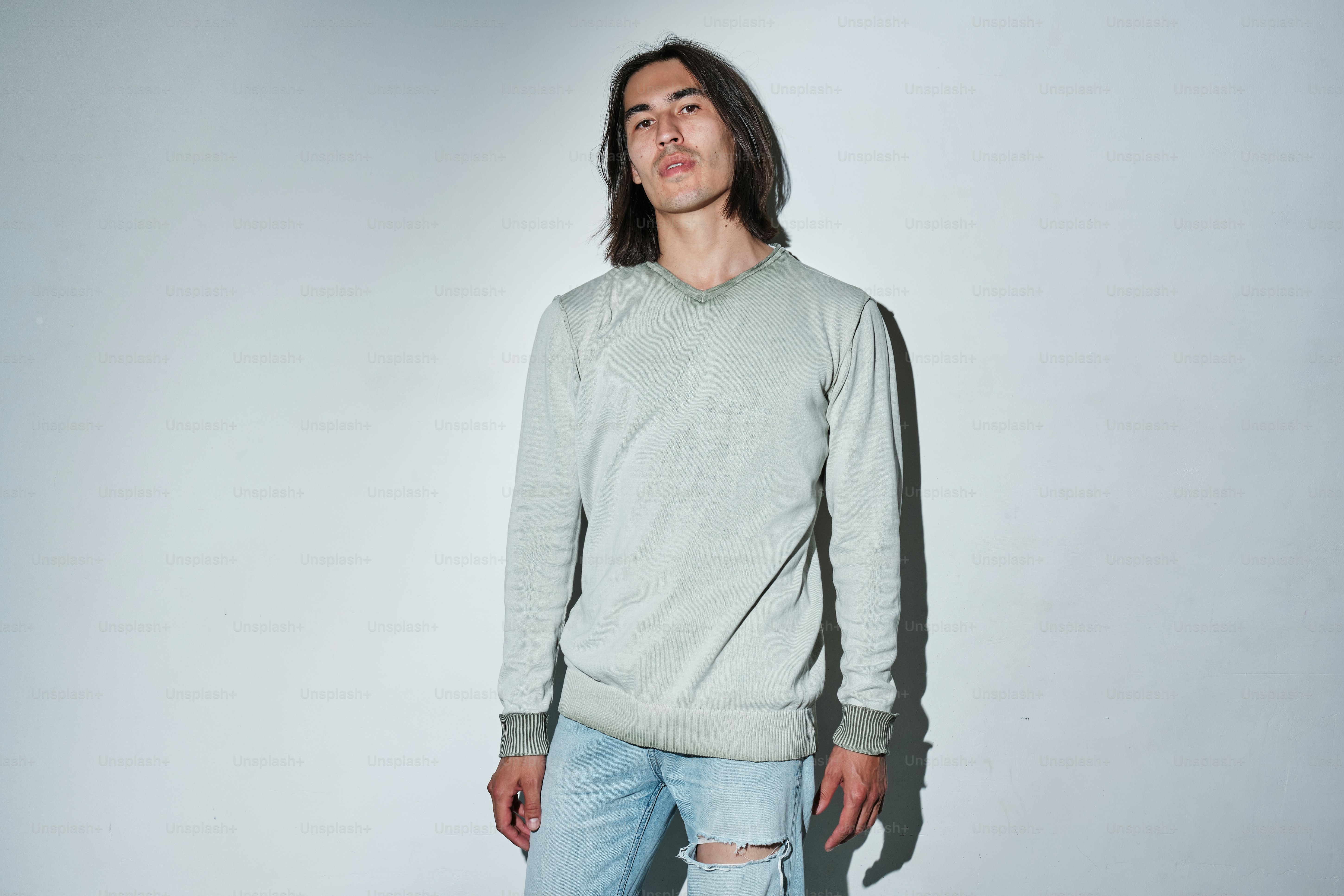 premium_photo-1689327920765-7cd33bde6e56?ixid=M3wxMjA3fDB8MXxzZWFyY2h8MTN8fGNhbXBlcnZhbiUyMHN3ZWF0c2hpcnRzfGVufDB8fHx8MTc2NTI2MTMyNHww\u0026ixlib=rb-4.1.0