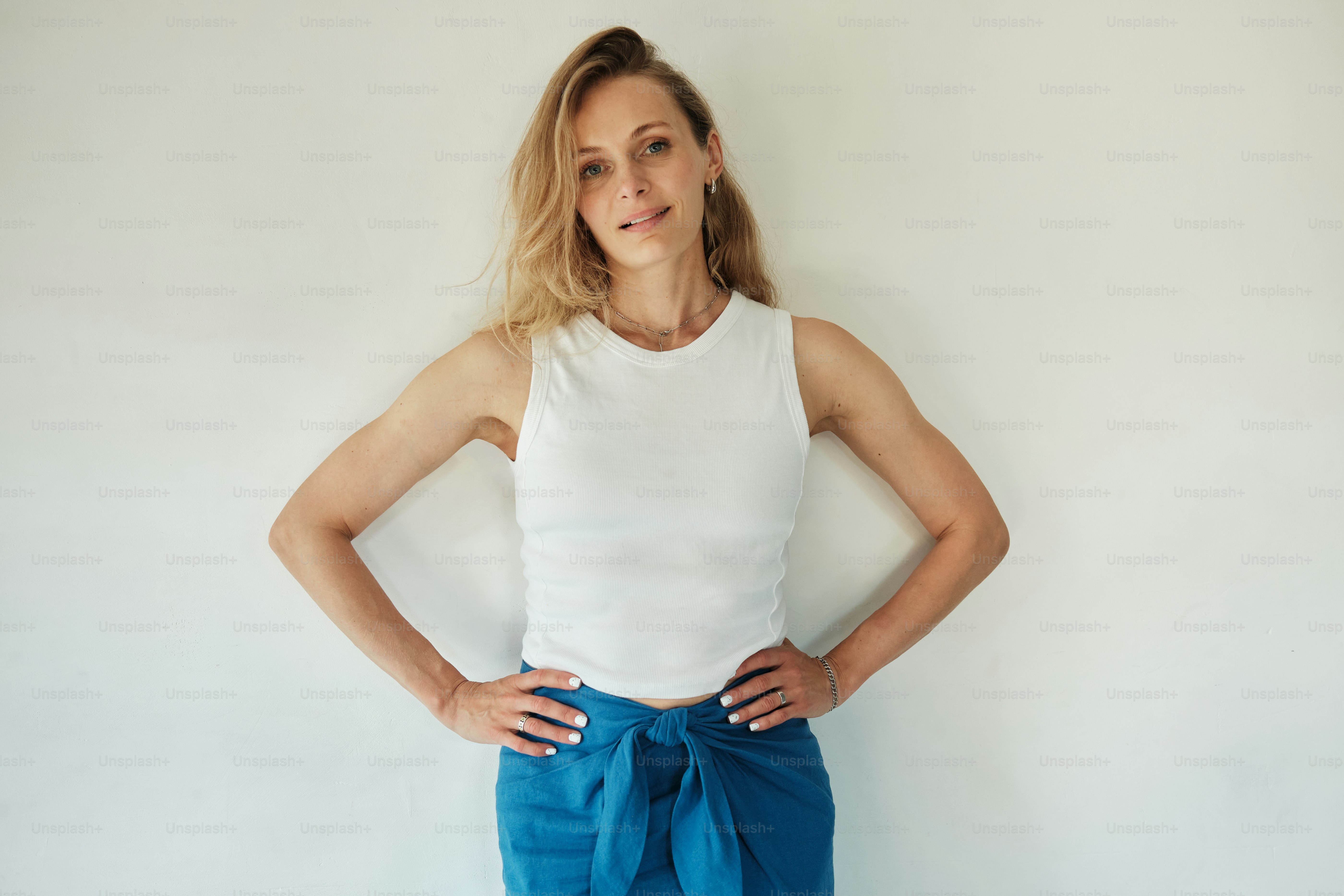 una donna in piedi con le mani sui fianchi