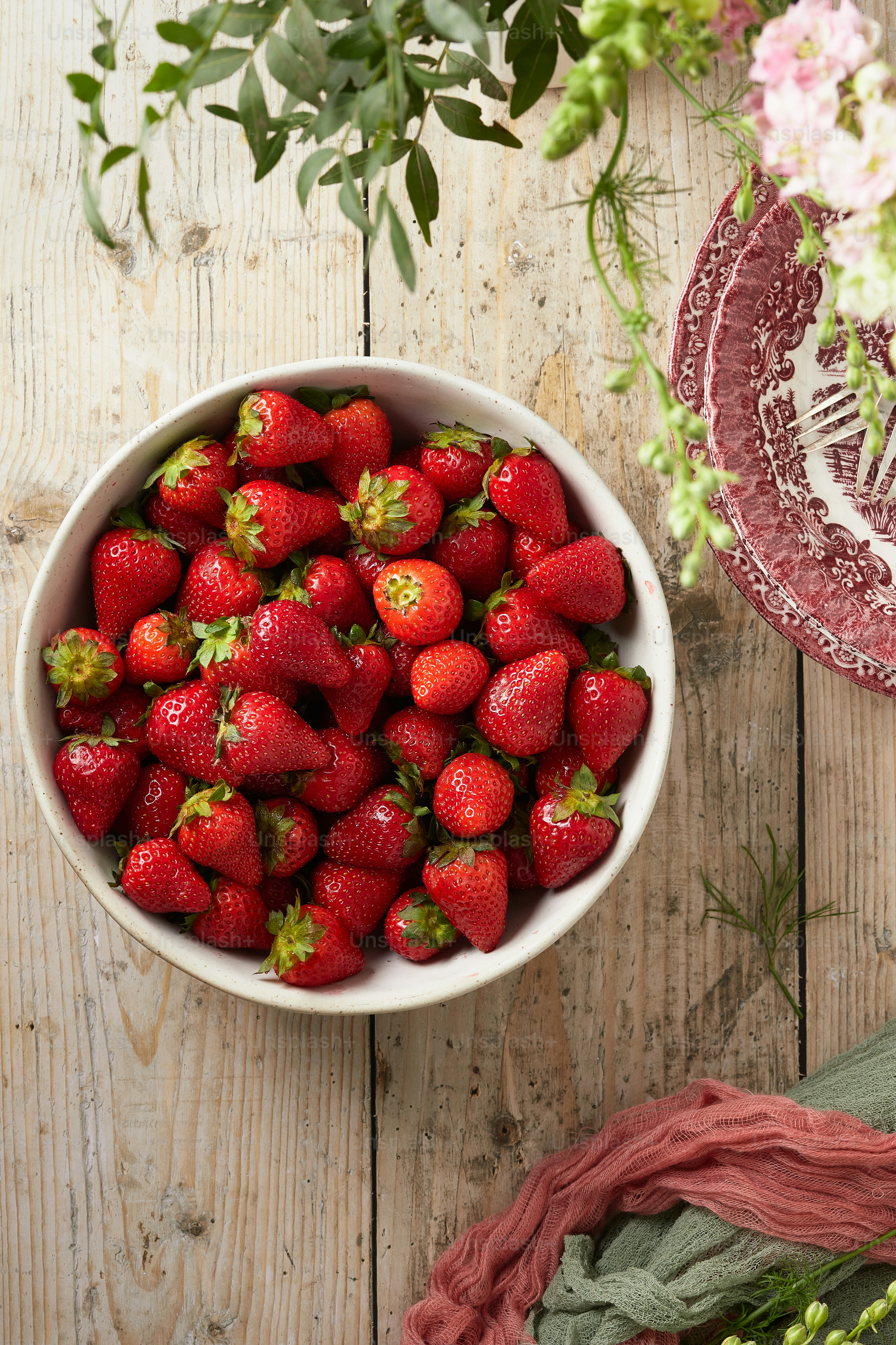 A bowl of strawberries on a wooden table photo – Flowers Image on Unsplash