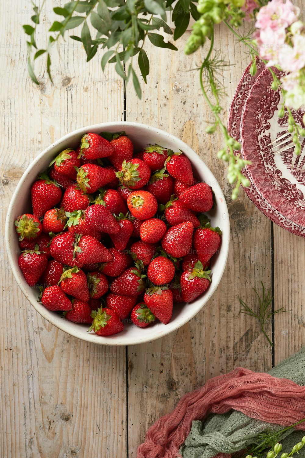 eine Schale Erdbeeren auf einem Holztisch