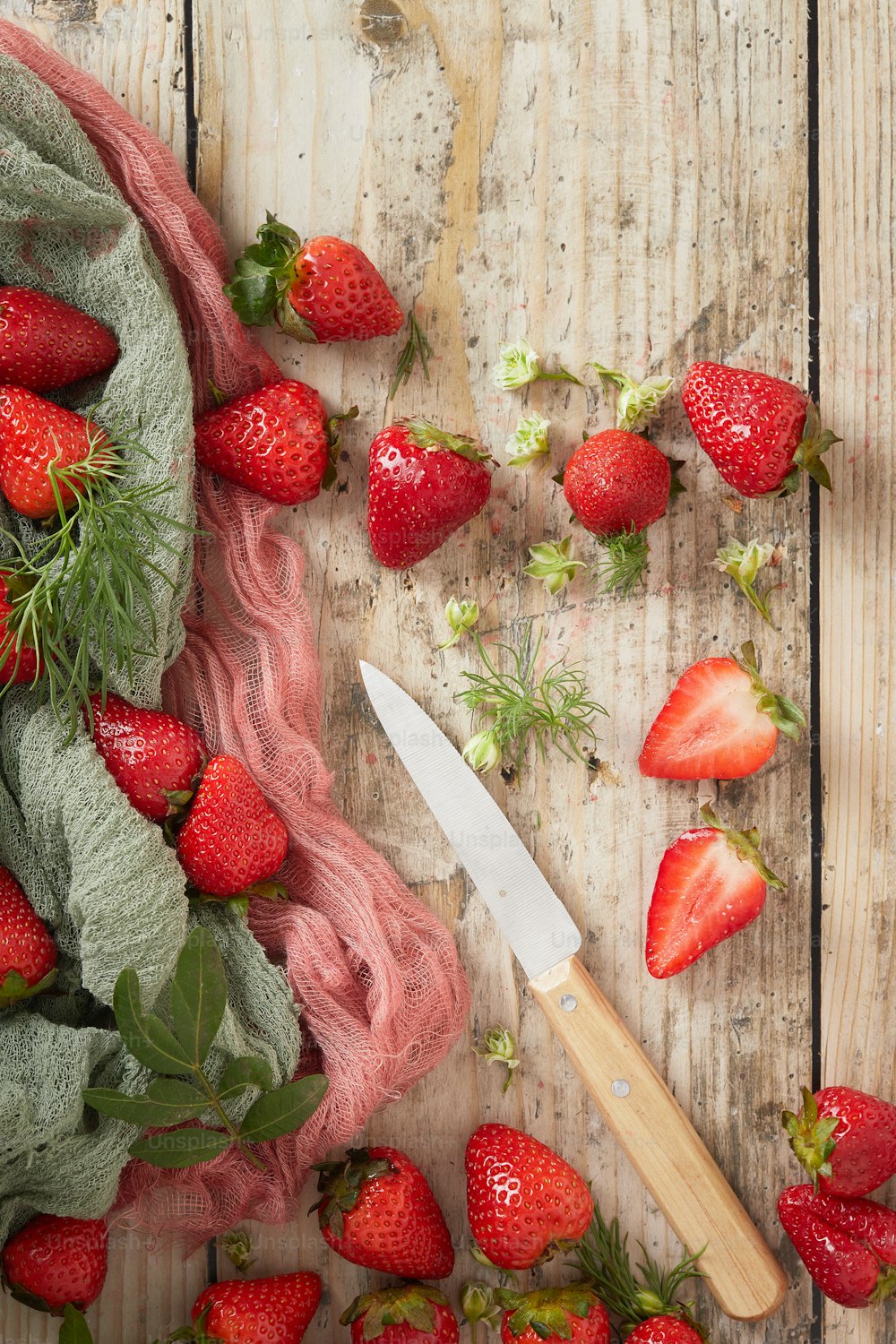 un couteau et des fraises sur une table