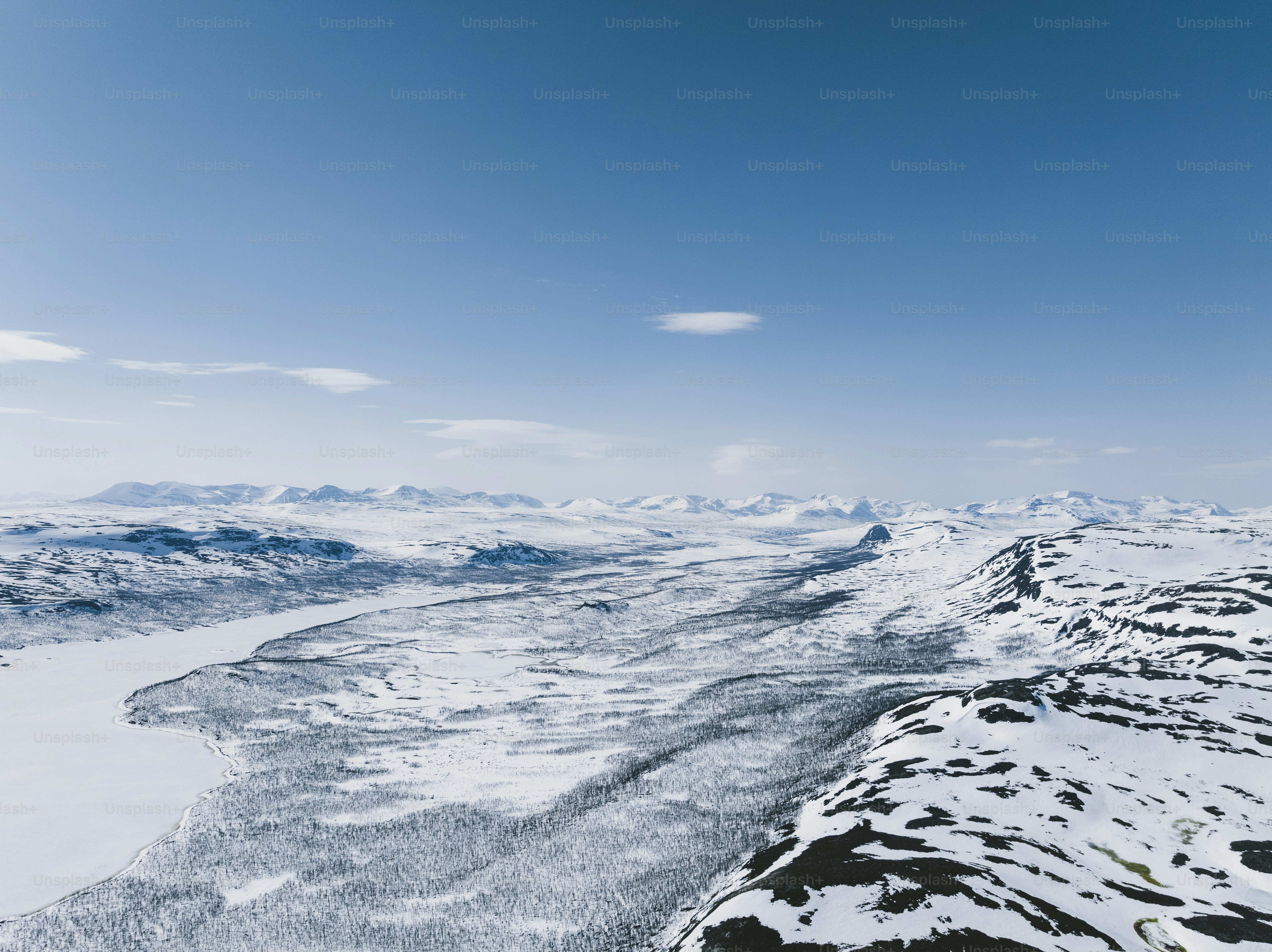 une vue d’une chaîne de montagnes enneigée