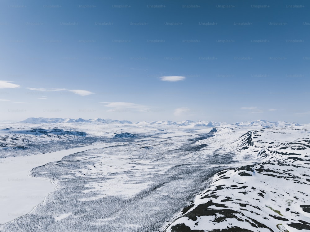 uma vista de uma cordilheira coberta de neve