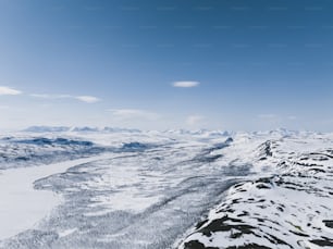 une vue d’une chaîne de montagnes enneigée