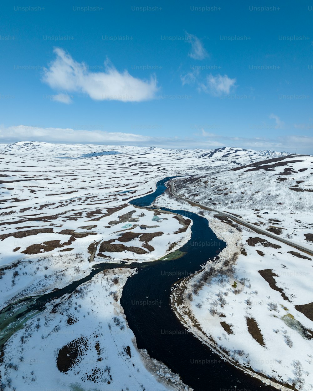 雪景色の中を流れる川