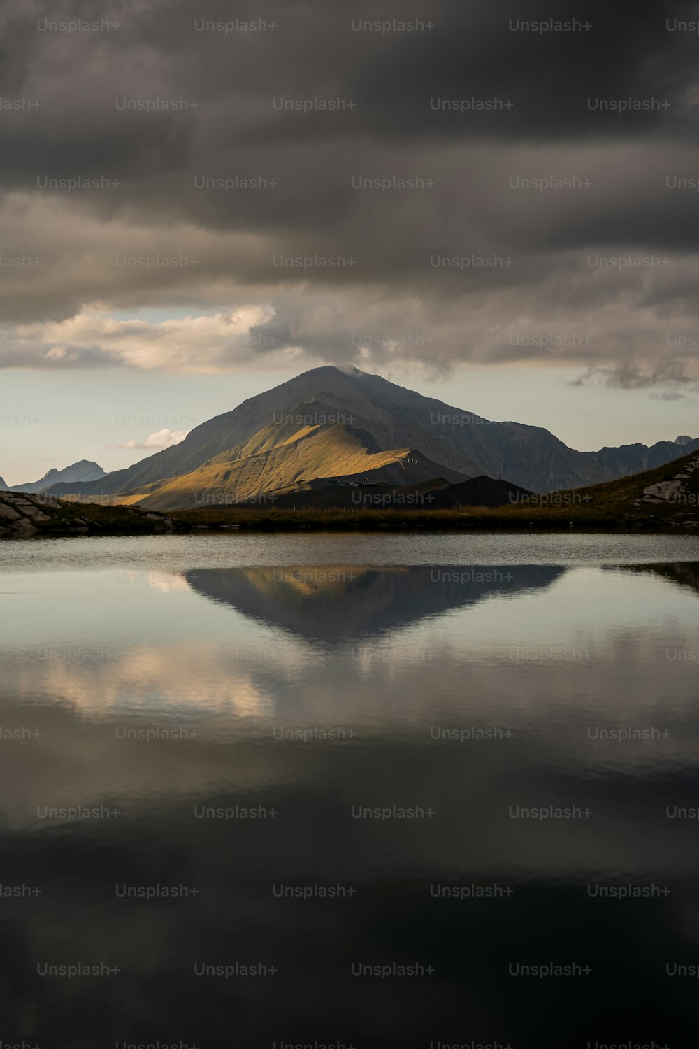 un grand plan d’eau avec une montagne en arrière-plan