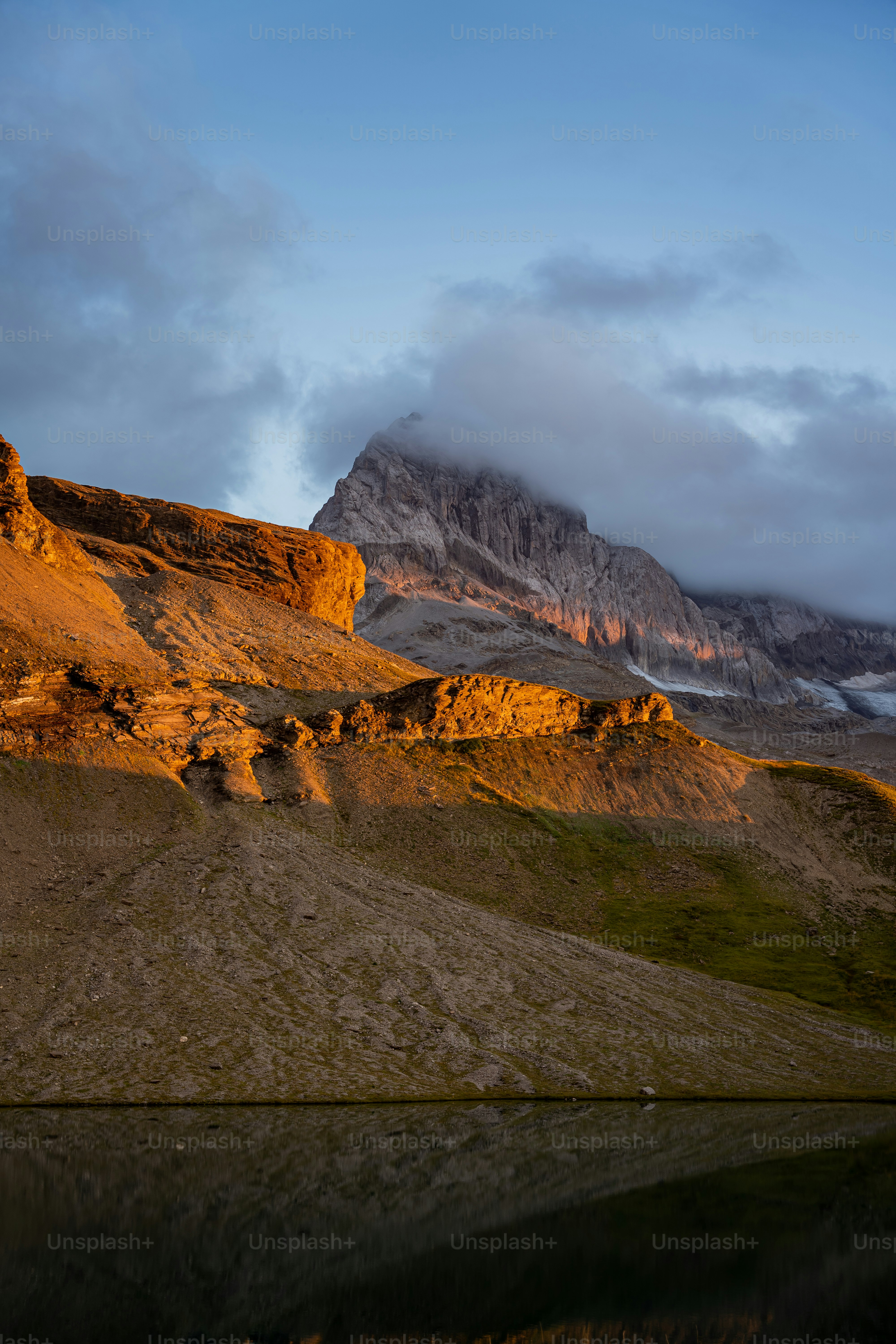 una montagna con un lago di fronte