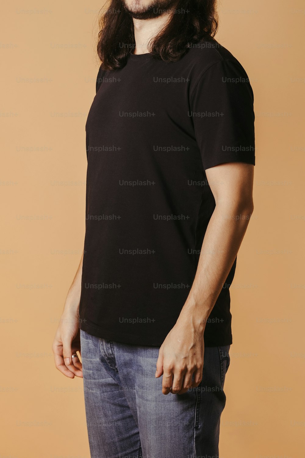 Un hombre con cabello largo con una camisa negra