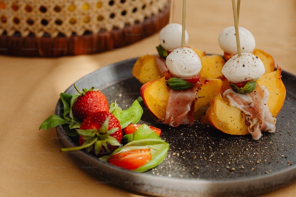 Un plato de comida en una mesa con fresas