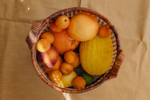 다양한 종류의 과일로 가득 찬 바구니