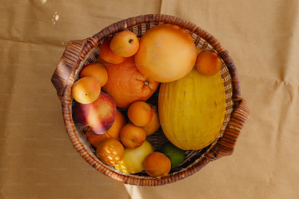 uma cesta cheia de lotes de diferentes tipos de frutas