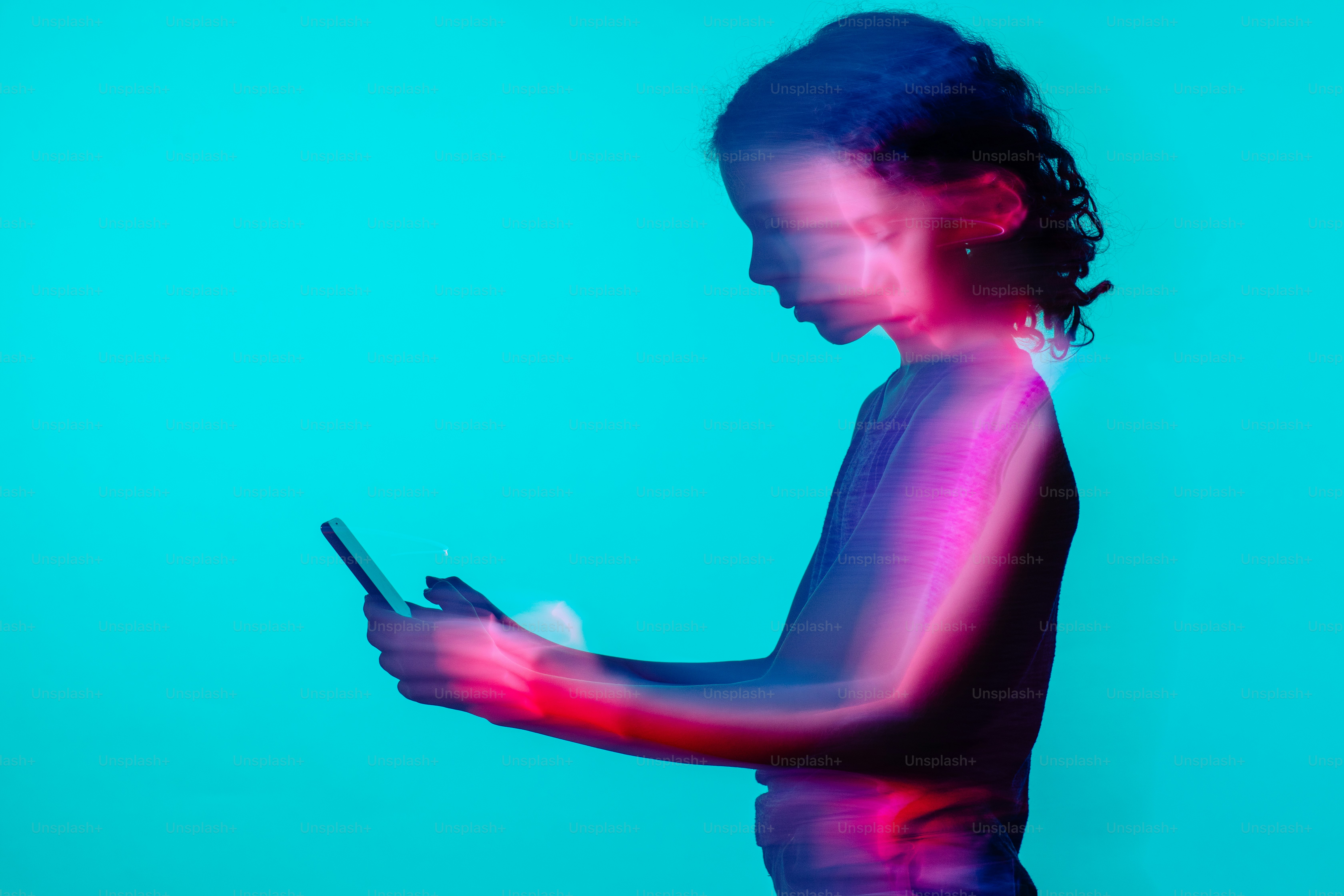 uma mulher com um celular na mão