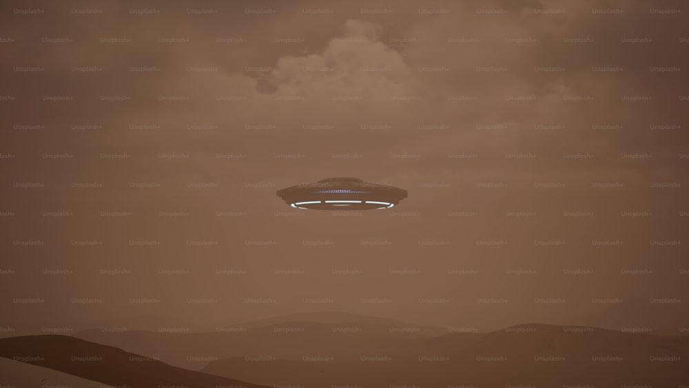 Un objet volant dans un ciel brun avec des nuages
