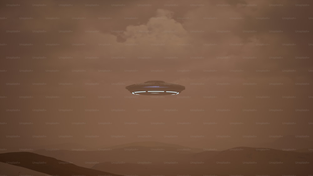Un objeto volador en un cielo marrón con nubes