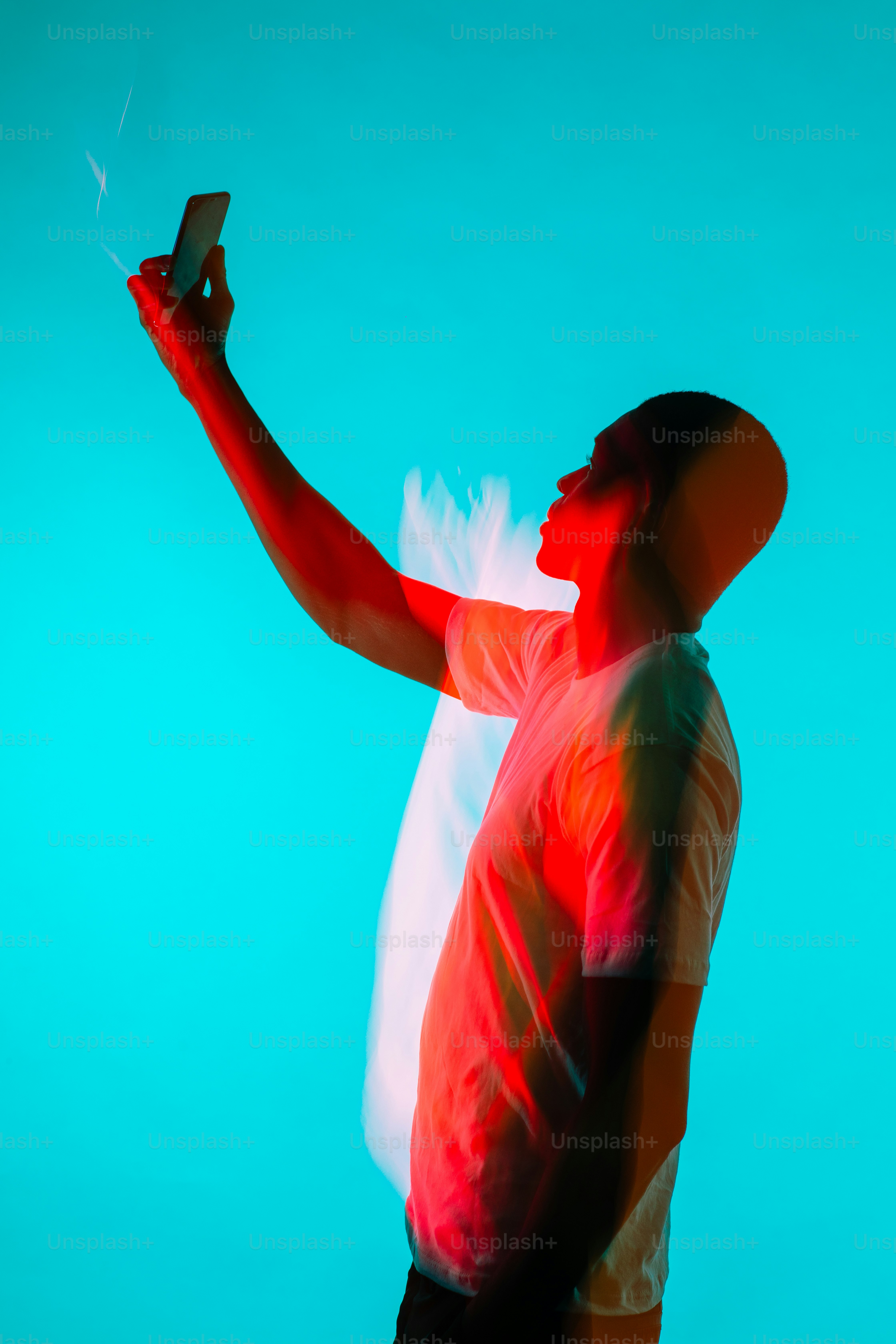 um homem com um celular na mão