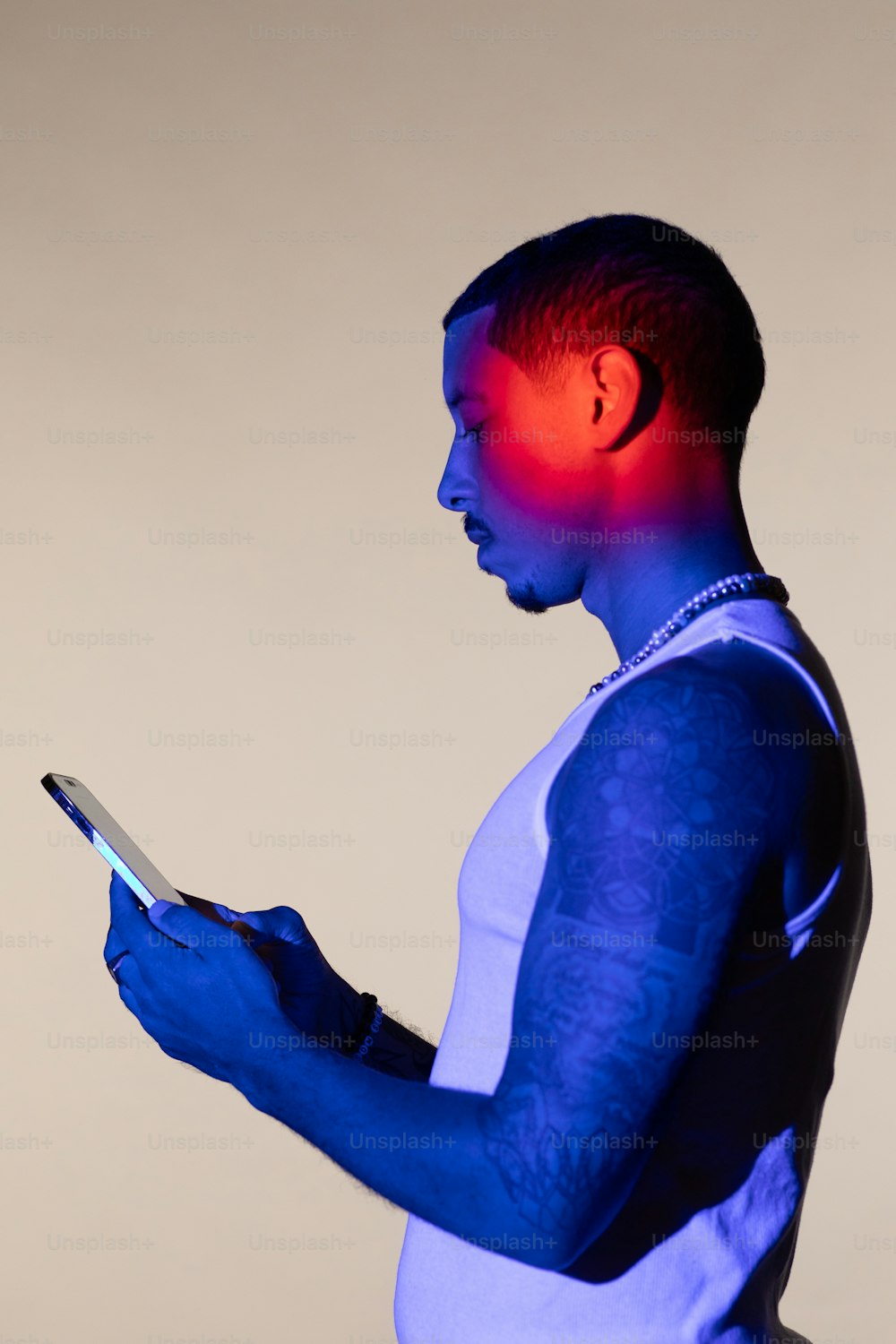 Un hombre sosteniendo una tableta con una luz roja
