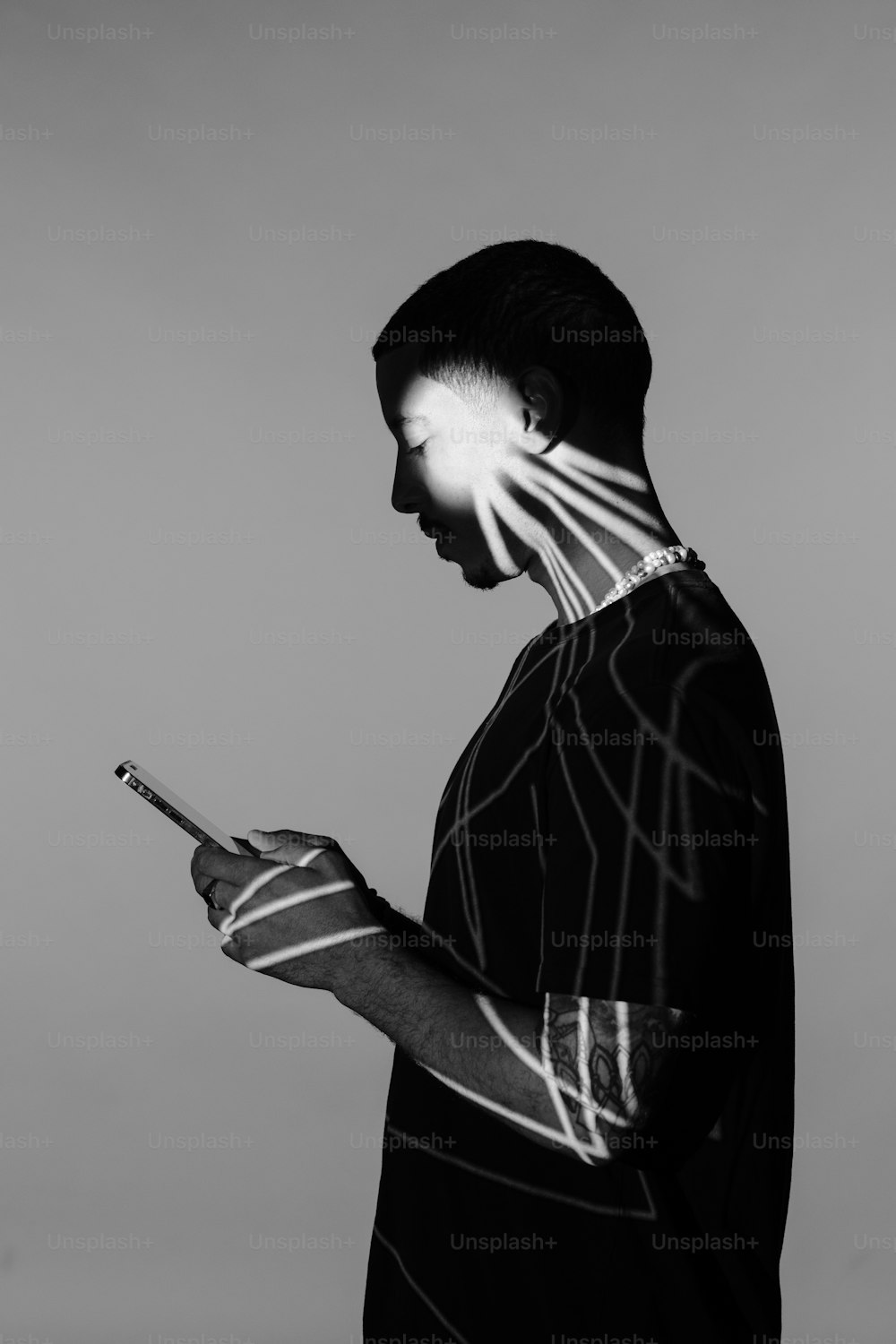 Un hombre con la cara pintada como un esqueleto usando un teléfono celular