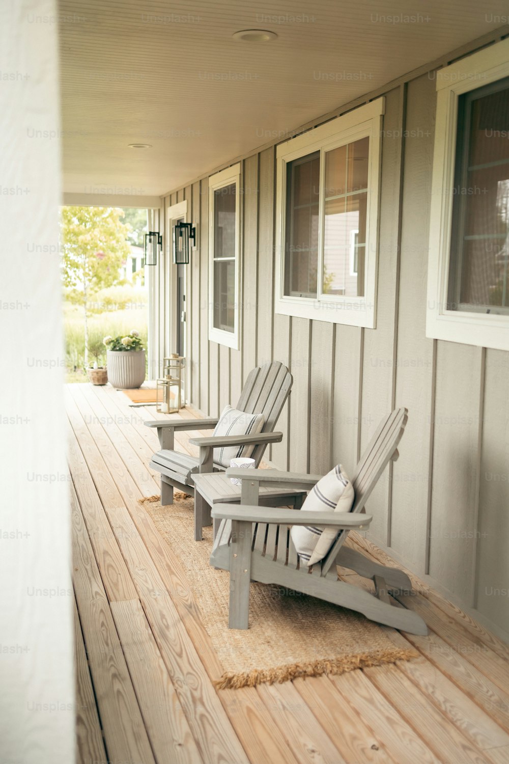 um par de cadeiras de gramado sentado em cima de um deck de madeira