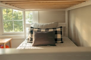 uma cama com dois travesseiros e um travesseiro em cima