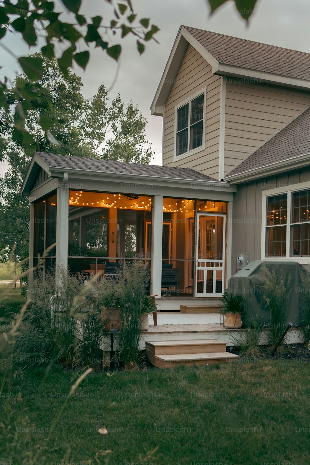 une maison avec un porche et un porche couvert