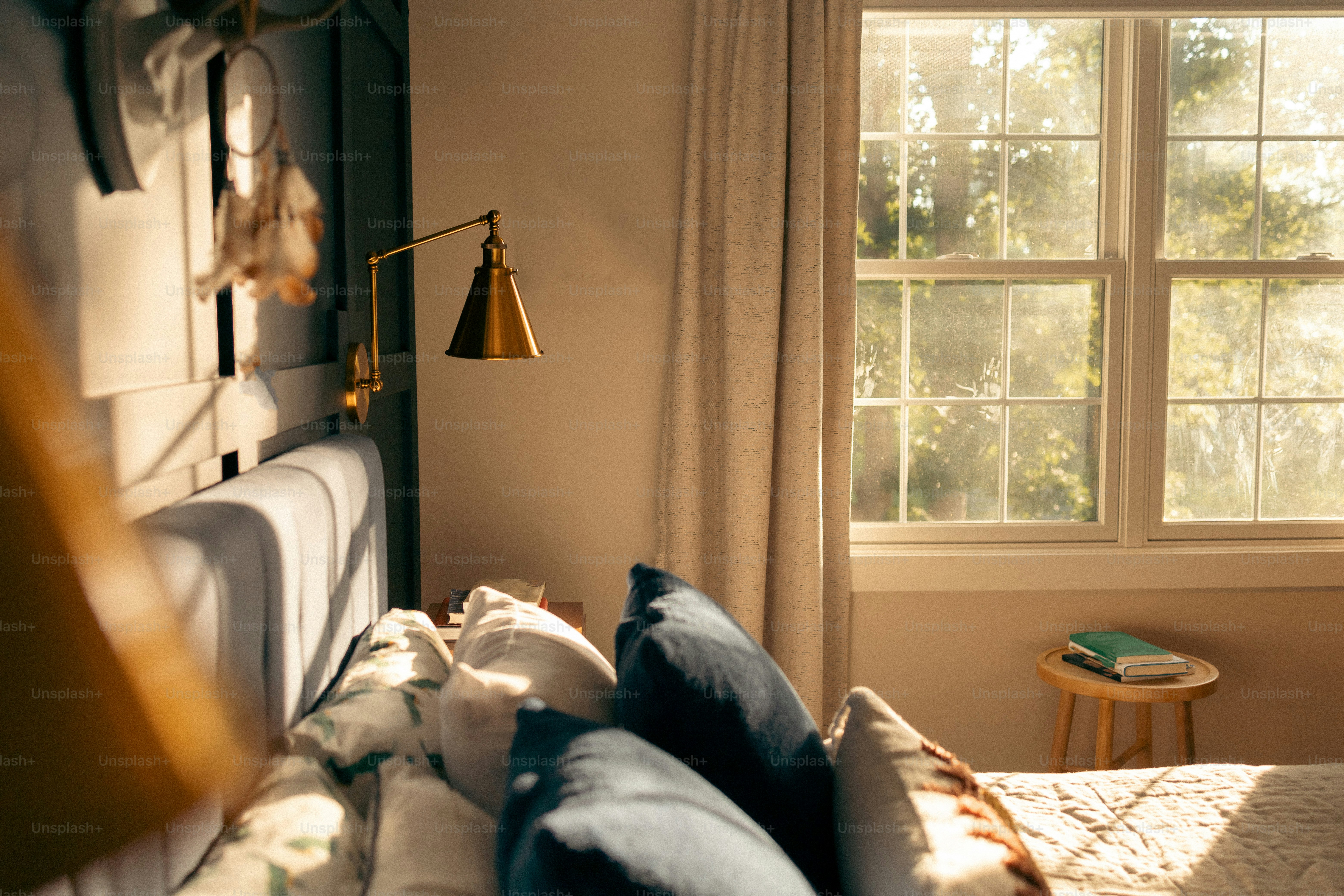 une chambre avec un lit et une fenêtre