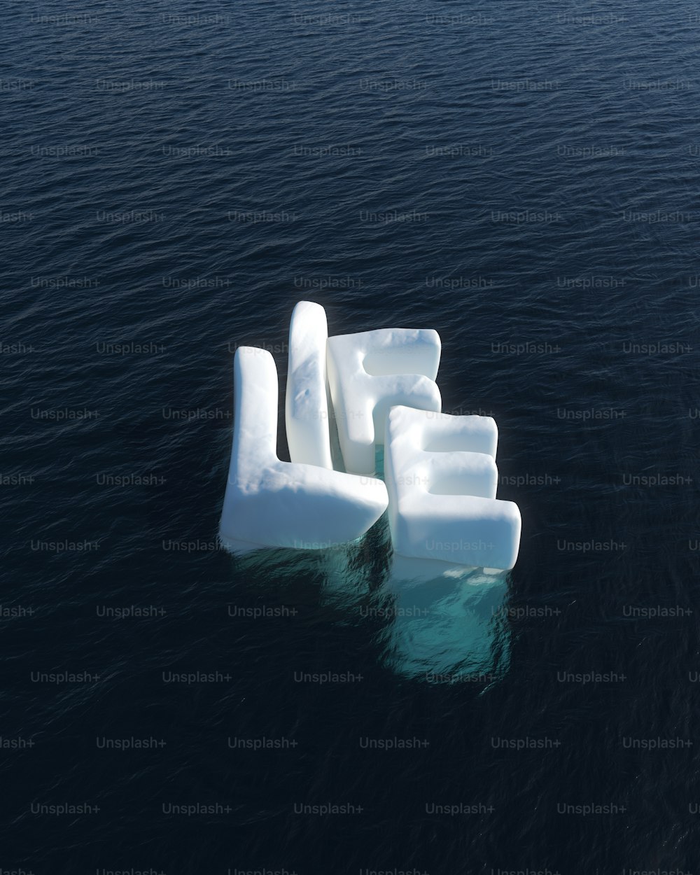 Ein Eisberg, der mitten im Ozean schwimmt