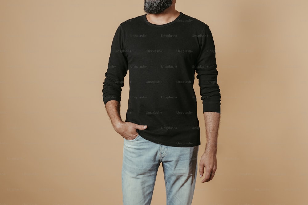 Un hombre con barba con un suéter negro