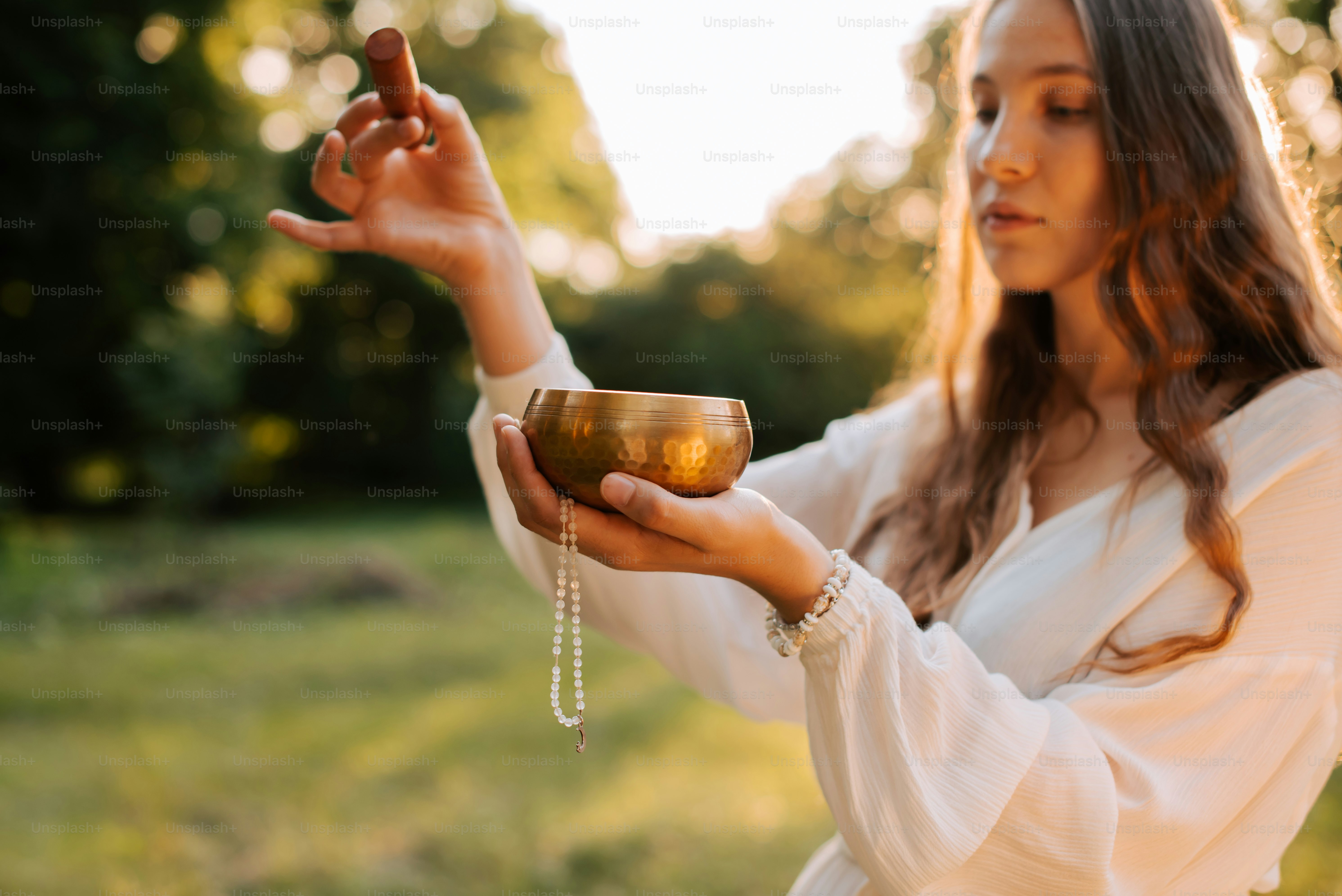eine frau in einem weißen hemd, die eine tasse in der hand hält