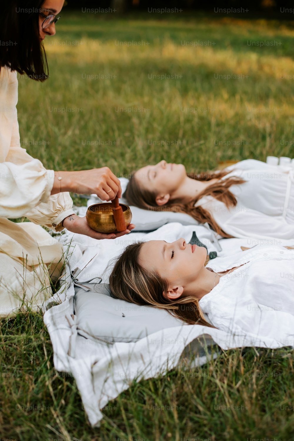 풀밭에 담요를 깔고 누워 있는 두 여자