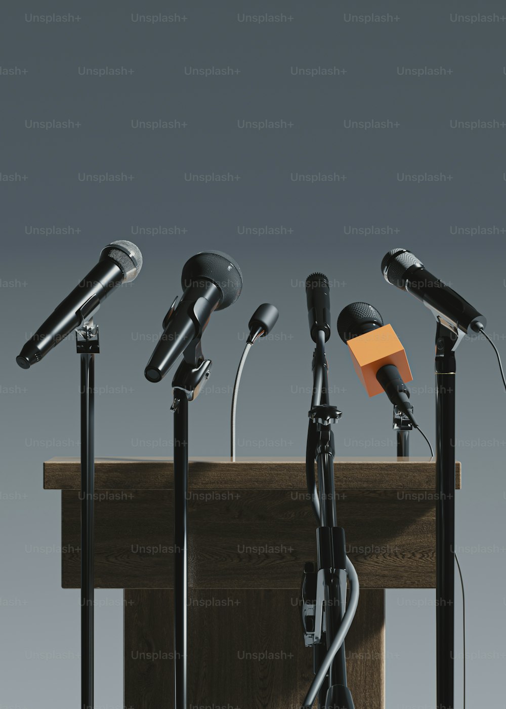 Una fila de micrófonos sentados encima de una mesa de madera