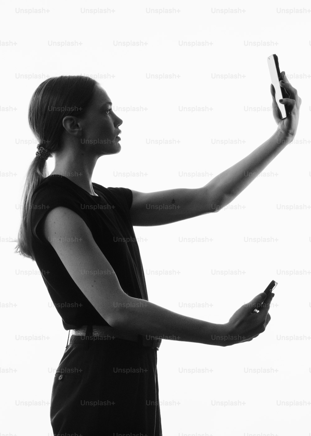 Une femme prenant une photo avec son téléphone portable