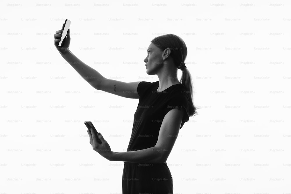 Una mujer sosteniendo un teléfono inteligente en su mano derecha