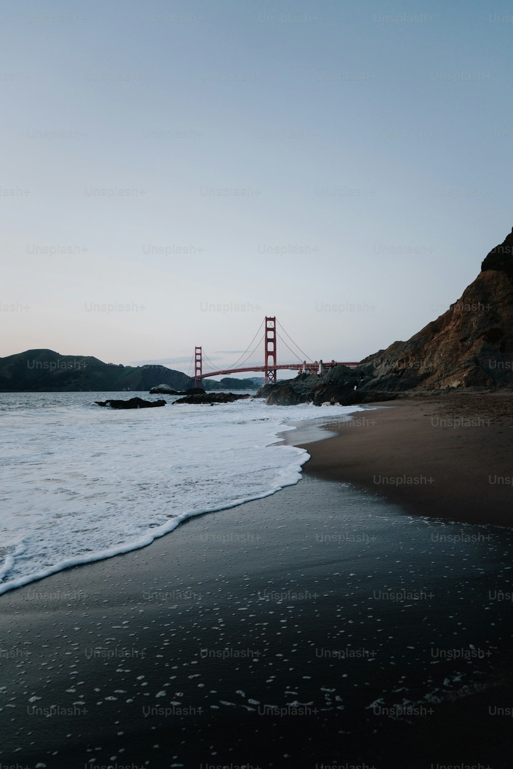 Blick auf die Golden Gate Bridge vom Strand aus