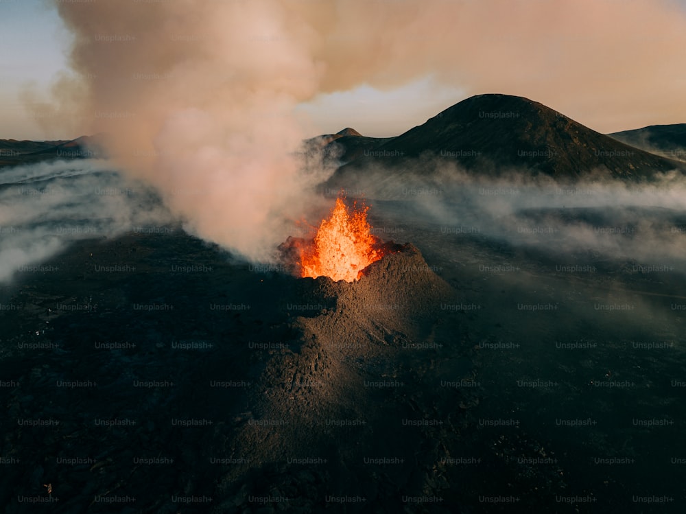 火が出ている火山