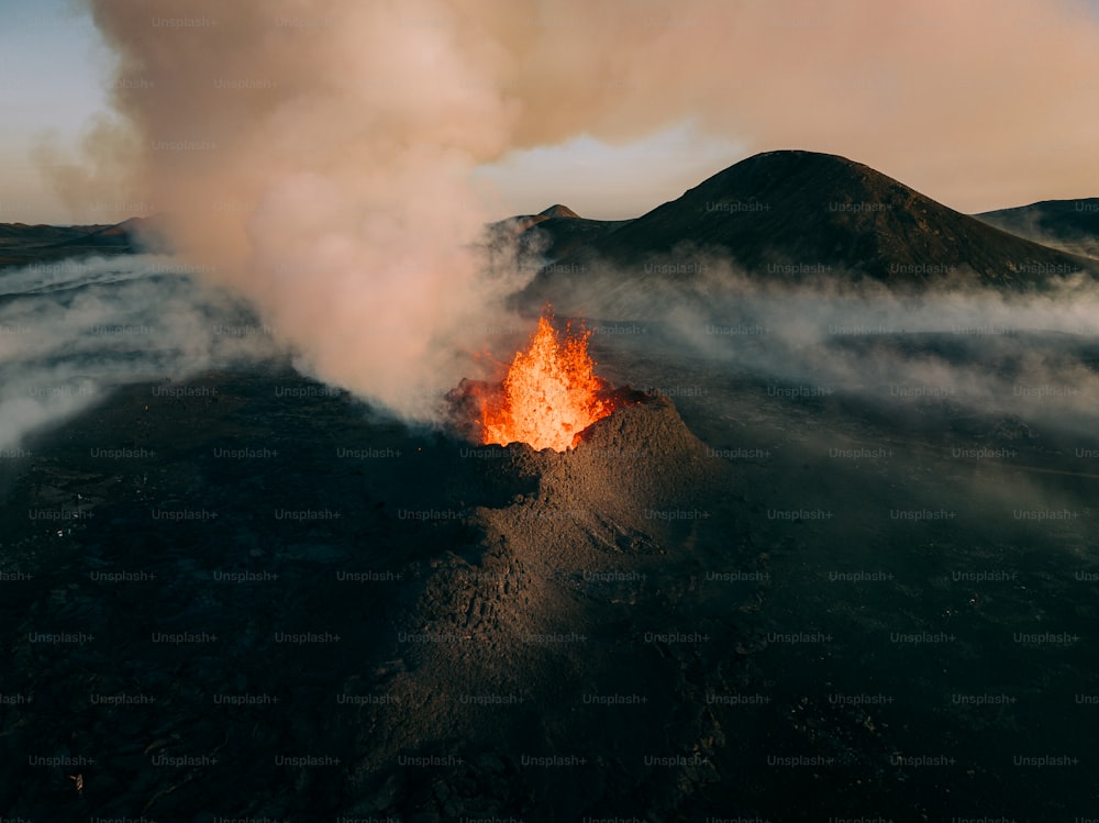 un vulcano con un fuoco che ne esce