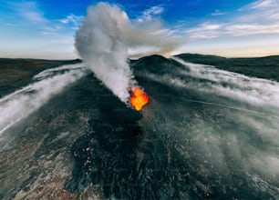 Un volcan crachant de la lave dans les airs