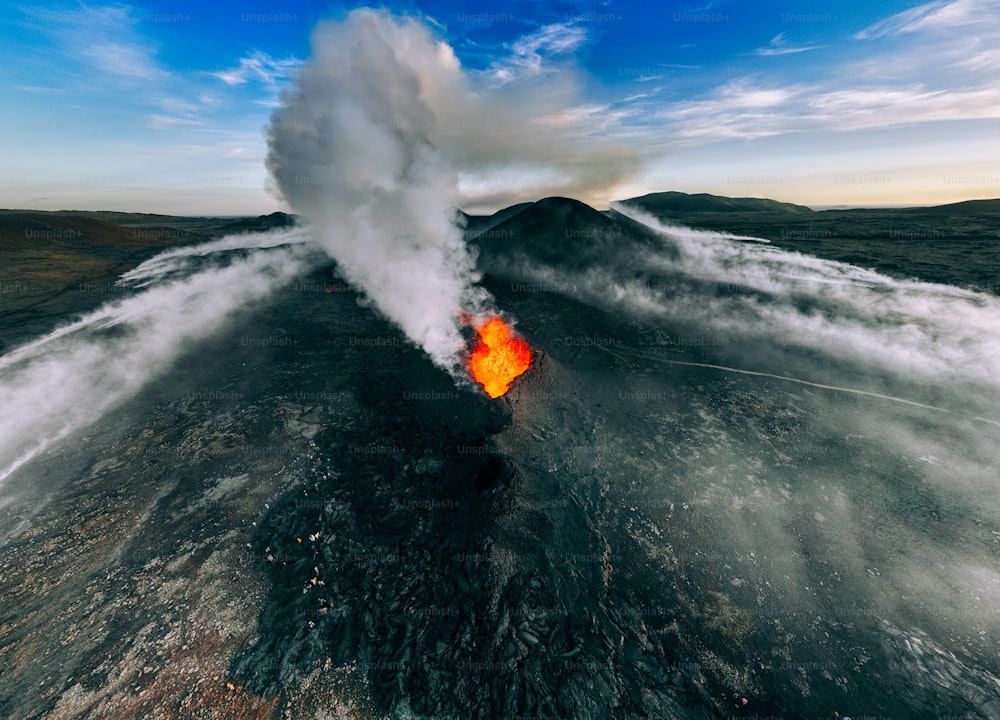 Un vulcano che vomita lava nell'aria