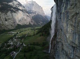 une vue d’une vallée et d’une cascade depuis une haute falaise