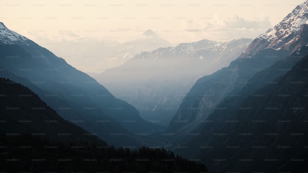 uma vista de um vale com montanhas ao fundo