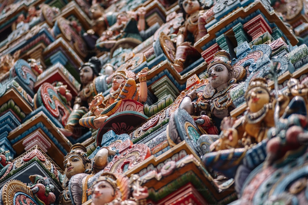 Un grupo de estatuas de madera pintadas de colores